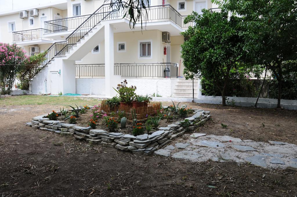 Vicky'S Garden Apartment กาลามากี ภายนอก รูปภาพ
