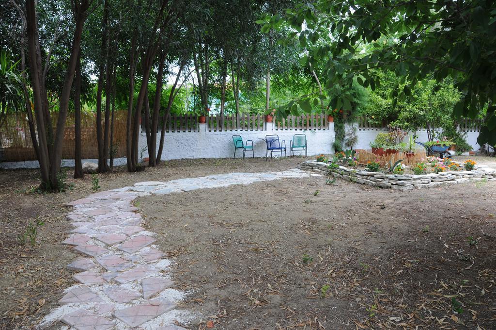 Vicky'S Garden Apartment กาลามากี ภายนอก รูปภาพ