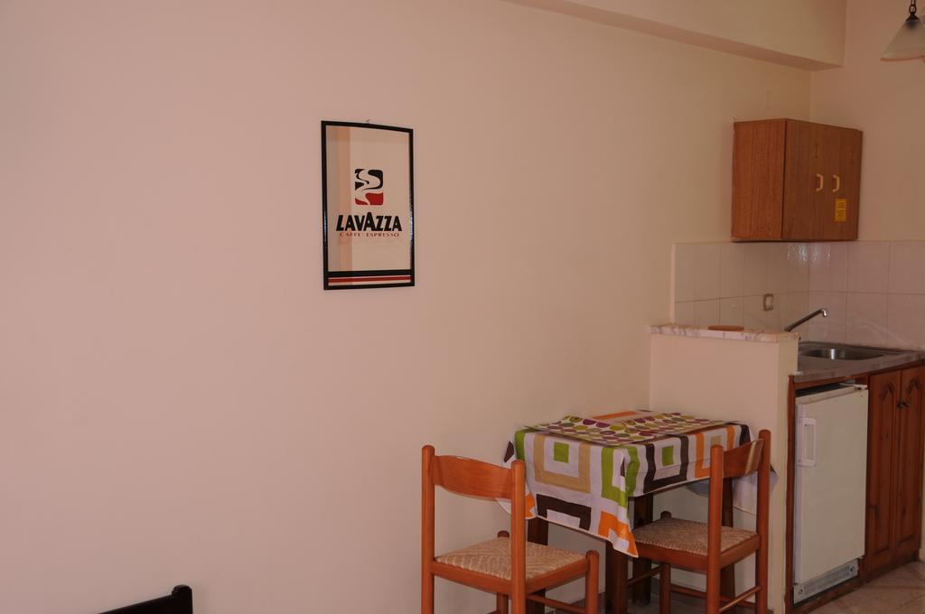 Vicky'S Garden Apartment กาลามากี ภายนอก รูปภาพ