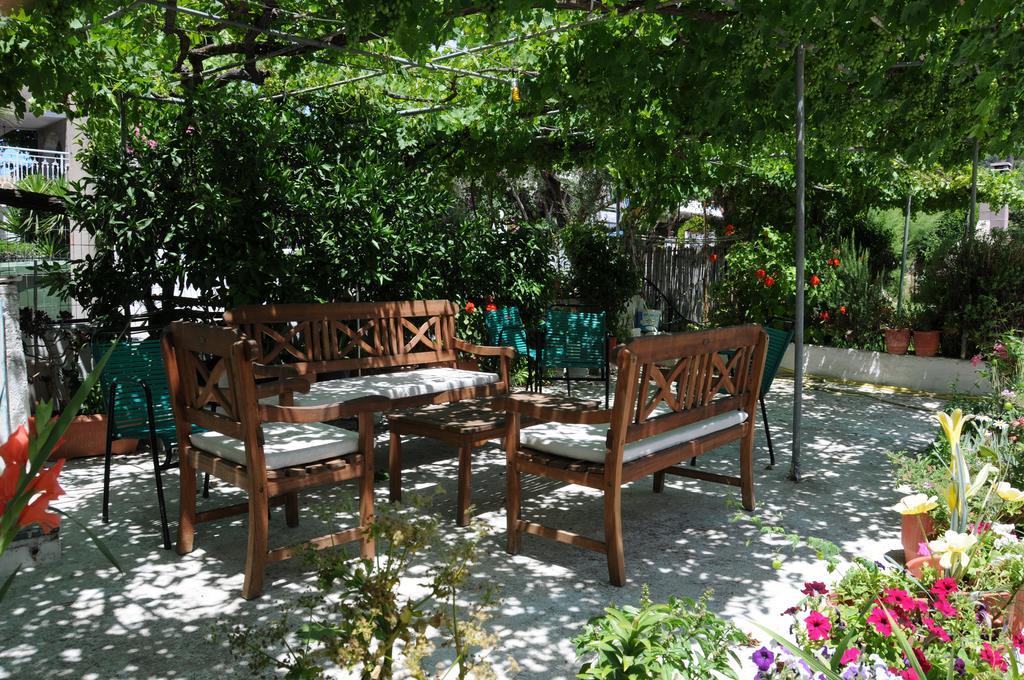 Vicky'S Garden Apartment กาลามากี ภายนอก รูปภาพ