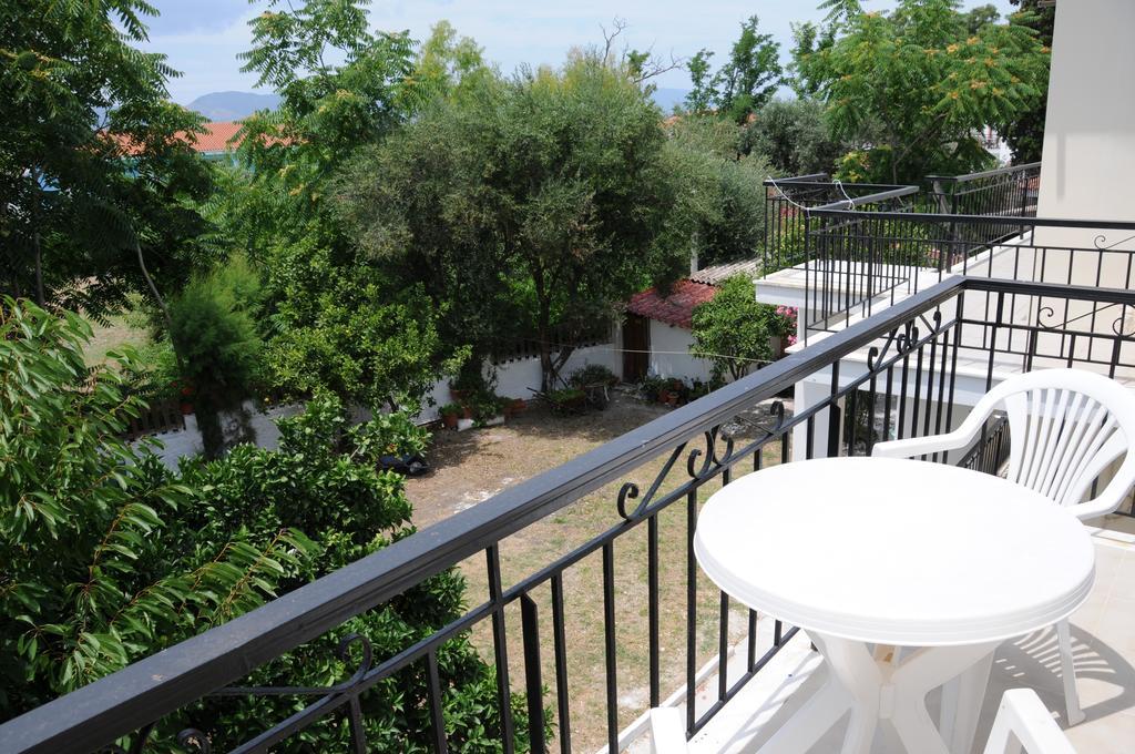 Vicky'S Garden Apartment กาลามากี ภายนอก รูปภาพ