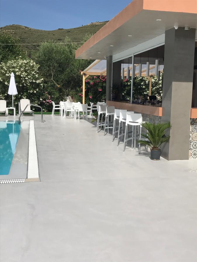 Vicky'S Garden Apartment กาลามากี ภายนอก รูปภาพ